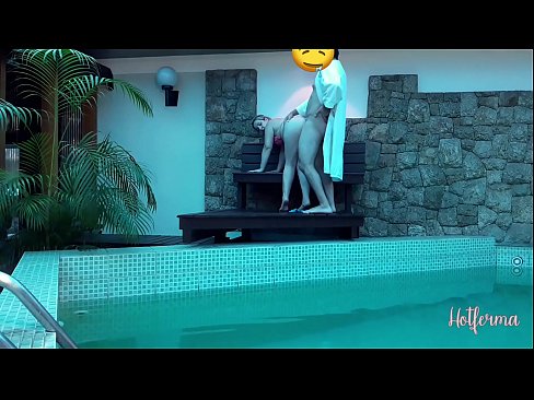 ❤️ Šéf pozve služebnou k bazénu, ale neodolala žhavému ❤ Porno video u nás ☑