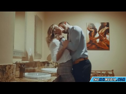 ❤️ Když vás na veřejných záchodcích svádí prsatá blondýna. ❤ Porno video u nás ☑